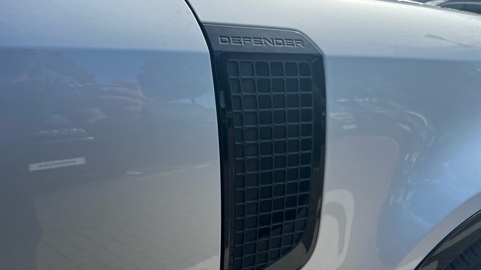 Used Land Rover Defender 2024 for sale - 76528947: Photo 24