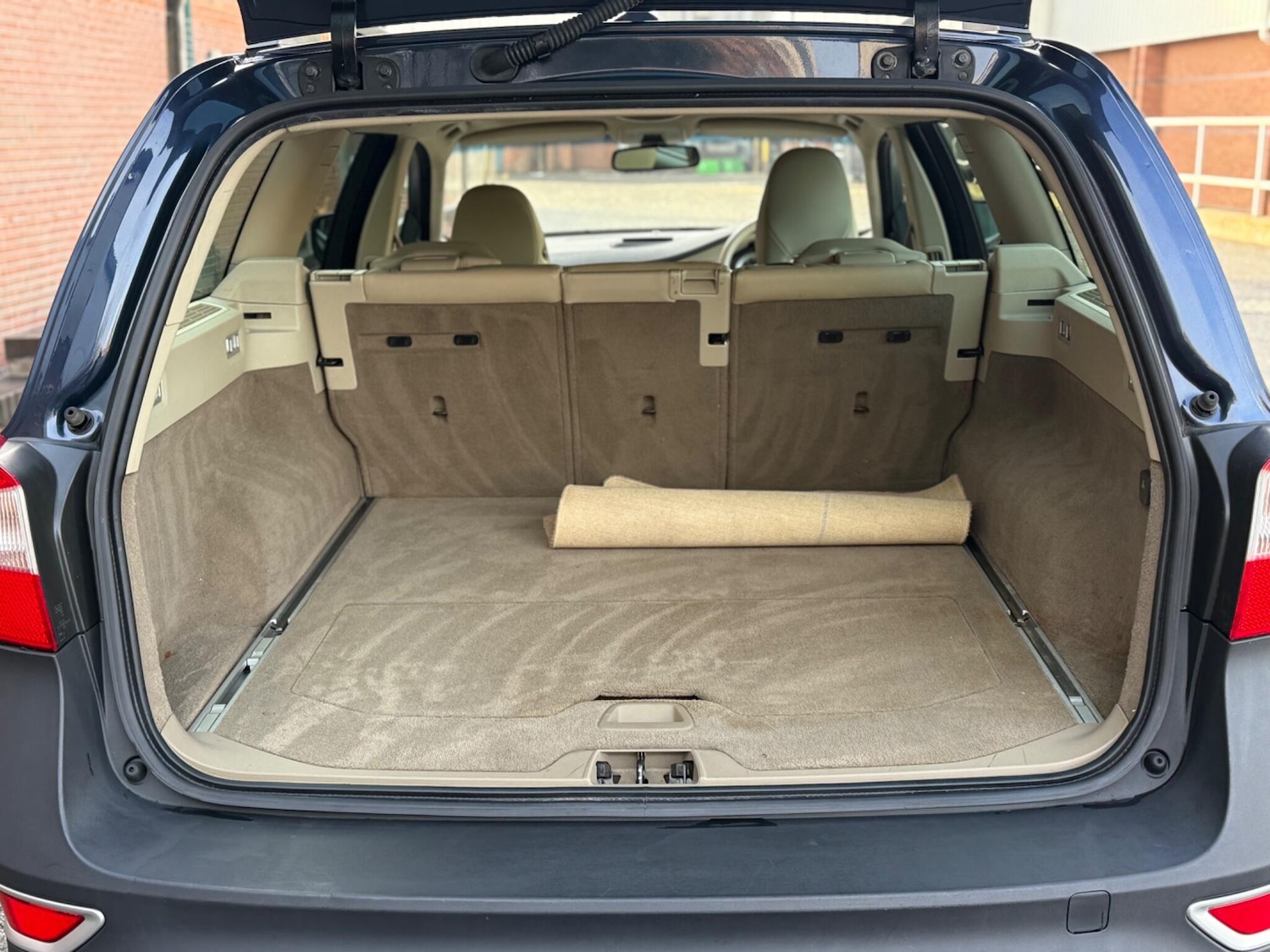 Used Volvo XC70 2011 for sale - 76878432: Photo 12