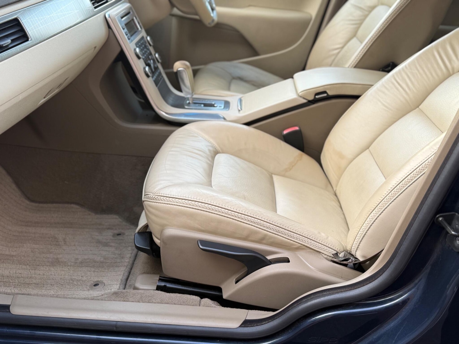 Used Volvo XC70 2011 for sale - 76878432: Photo 16