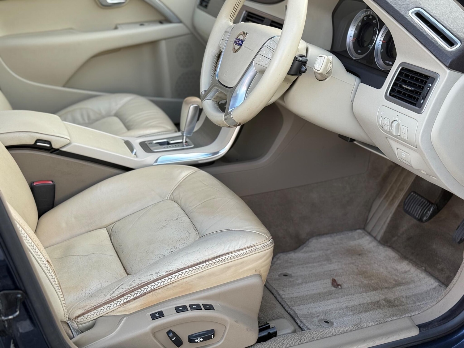 Used Volvo XC70 2011 for sale - 76878432: Photo 33