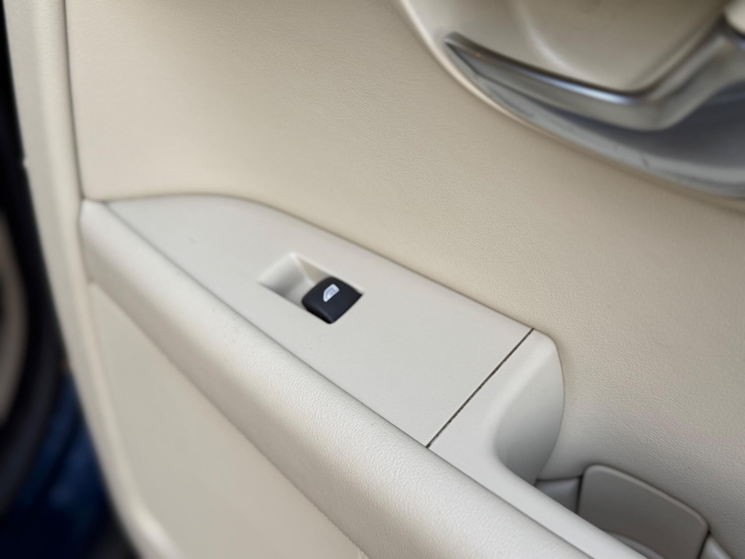 Used Volvo XC70 2011 for sale - 76878432: Photo 41