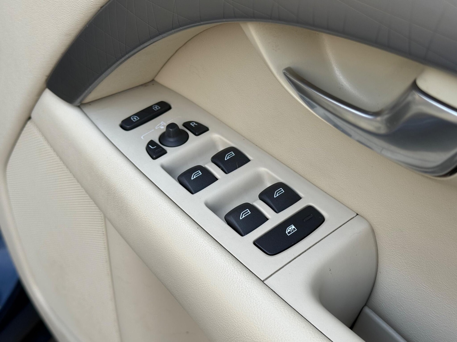 Used Volvo XC70 2011 for sale - 76878432: Photo 42