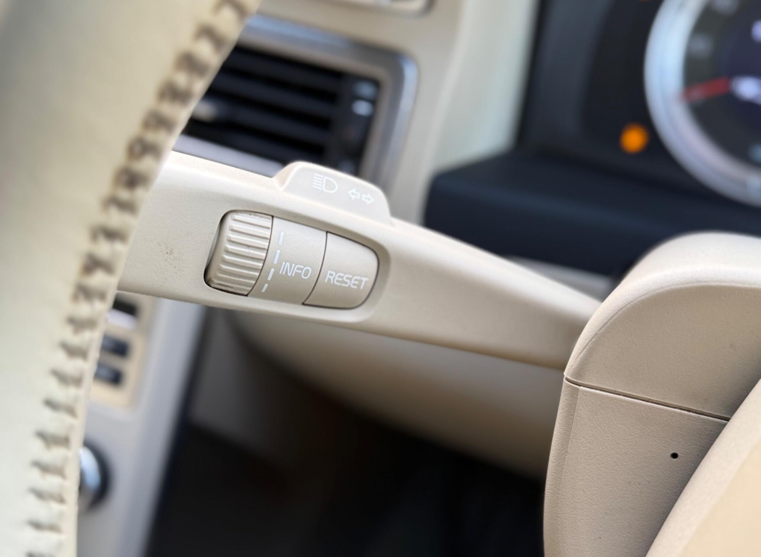 Used Volvo XC70 2011 for sale - 76878432: Photo 45