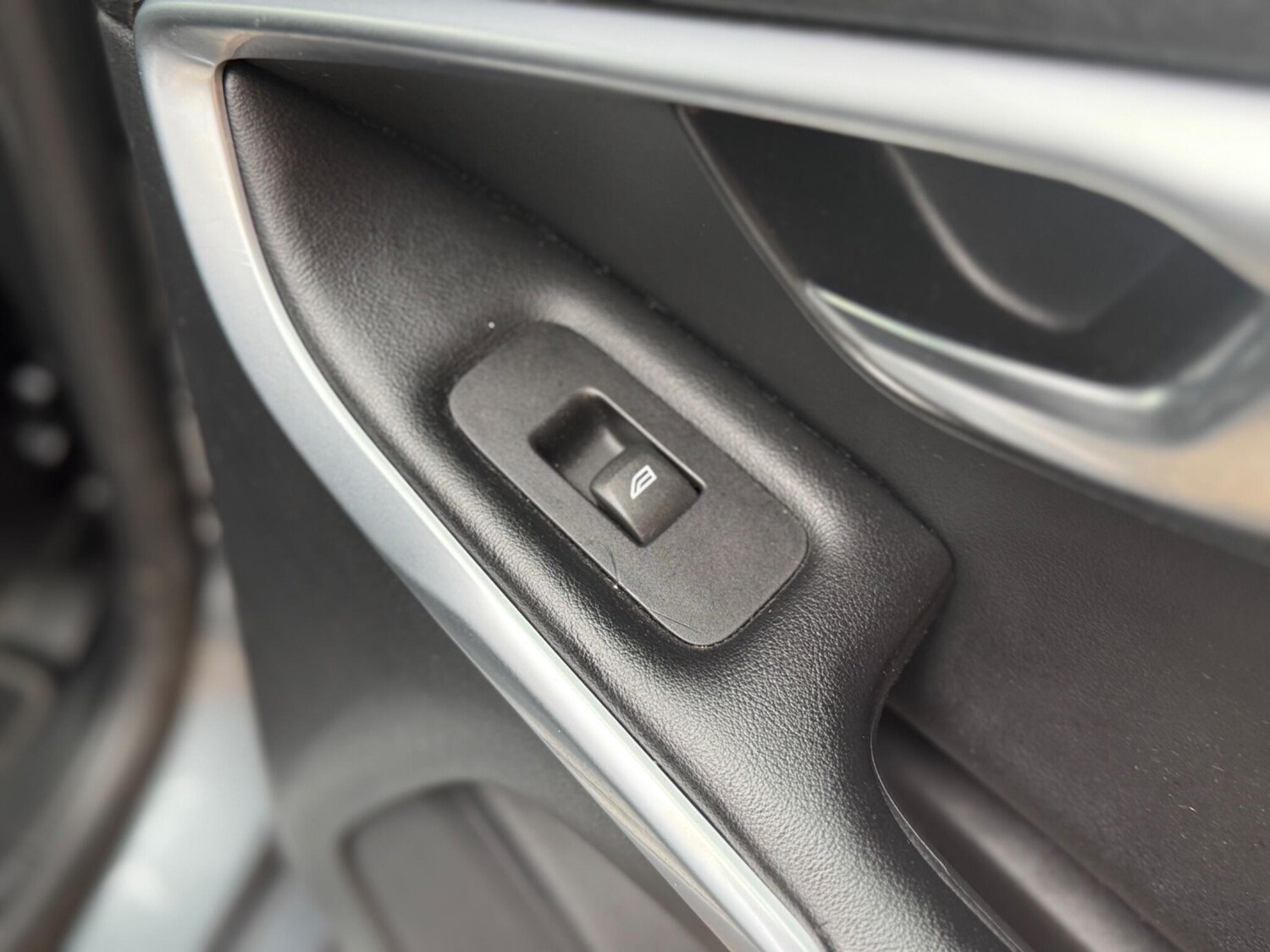Used Volvo V40 2015 for sale - 76084581: Photo 35
