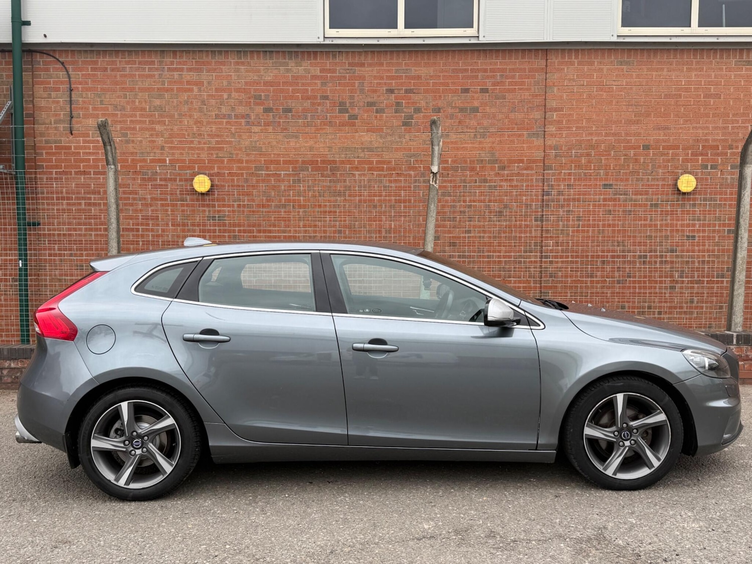 Used Volvo V40 2015 for sale - 76084581: Photo 5