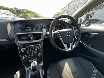 Used Volvo V40 2018 for sale - 79009799: Photo