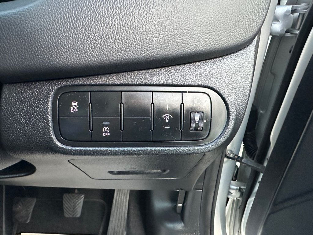 Used Kia Carens 2017 for sale - 77200217: Photo 36