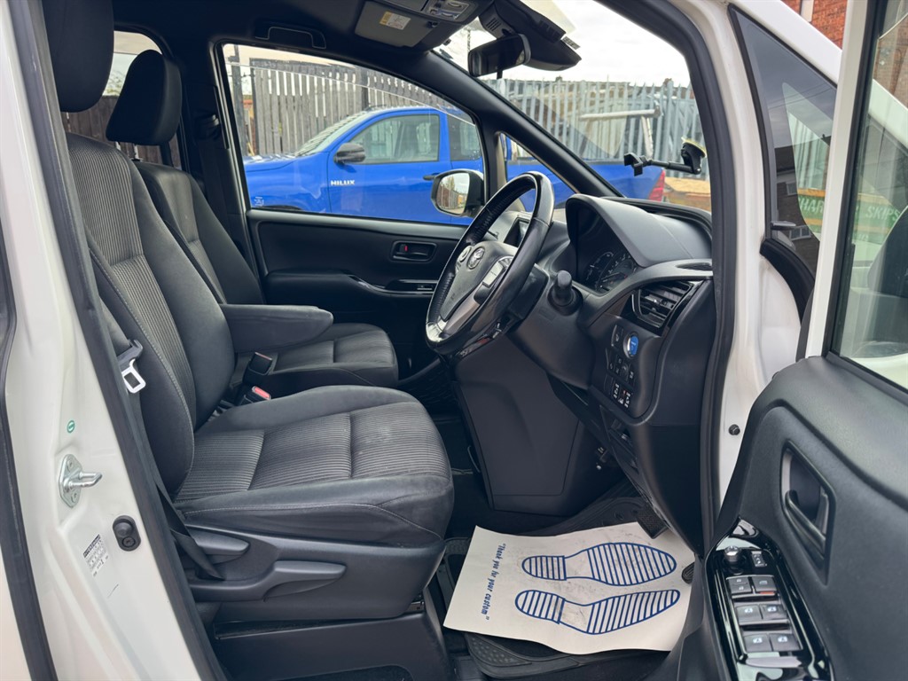 Used Toyota Voxy 2017 for sale - 76480001: Photo 10