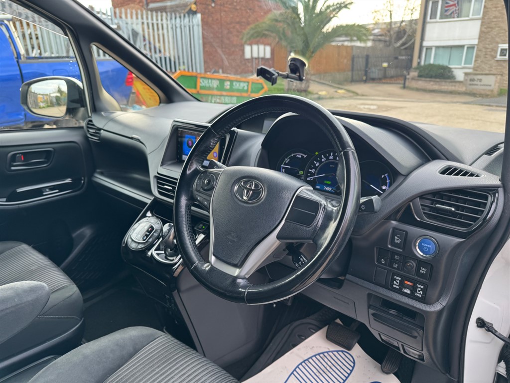 Used Toyota Voxy 2017 for sale - 76480001: Photo 12