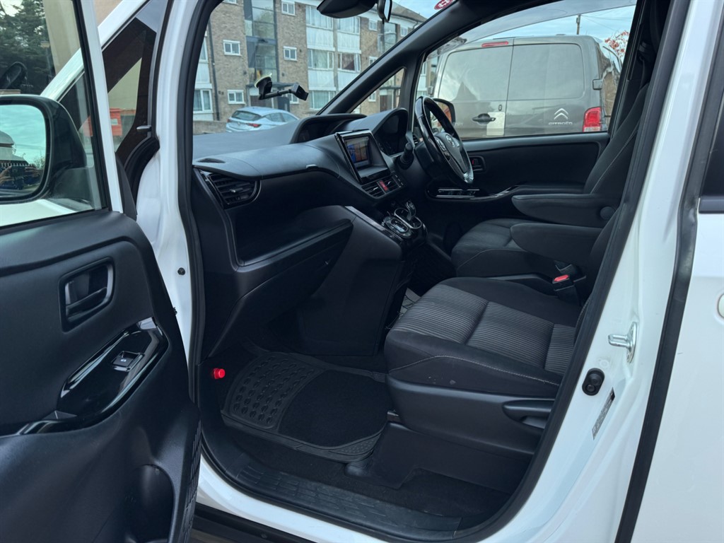 Used Toyota Voxy 2017 for sale - 76480001: Photo 14