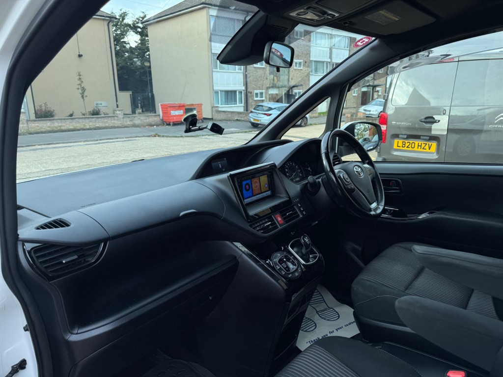 Used Toyota Voxy 2017 for sale - 76480001: Photo 17