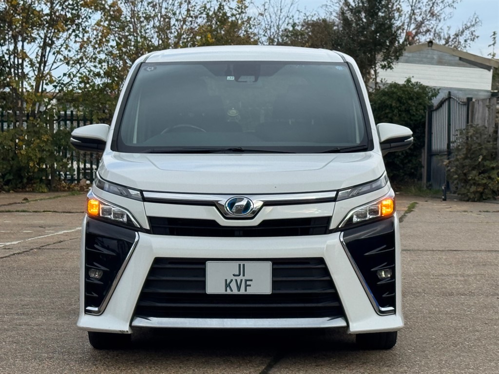 Used Toyota Voxy 2017 for sale - 76480001: Photo 2