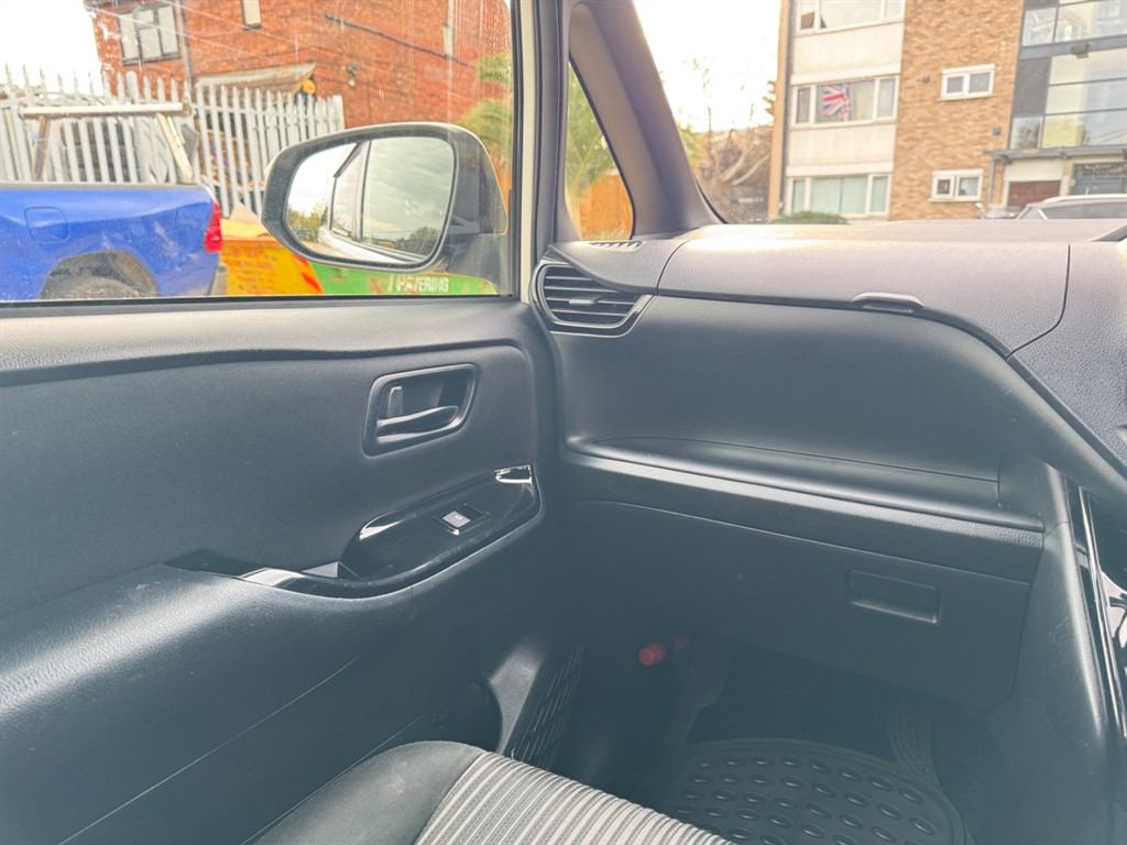 Used Toyota Voxy 2017 for sale - 76480001: Photo 20