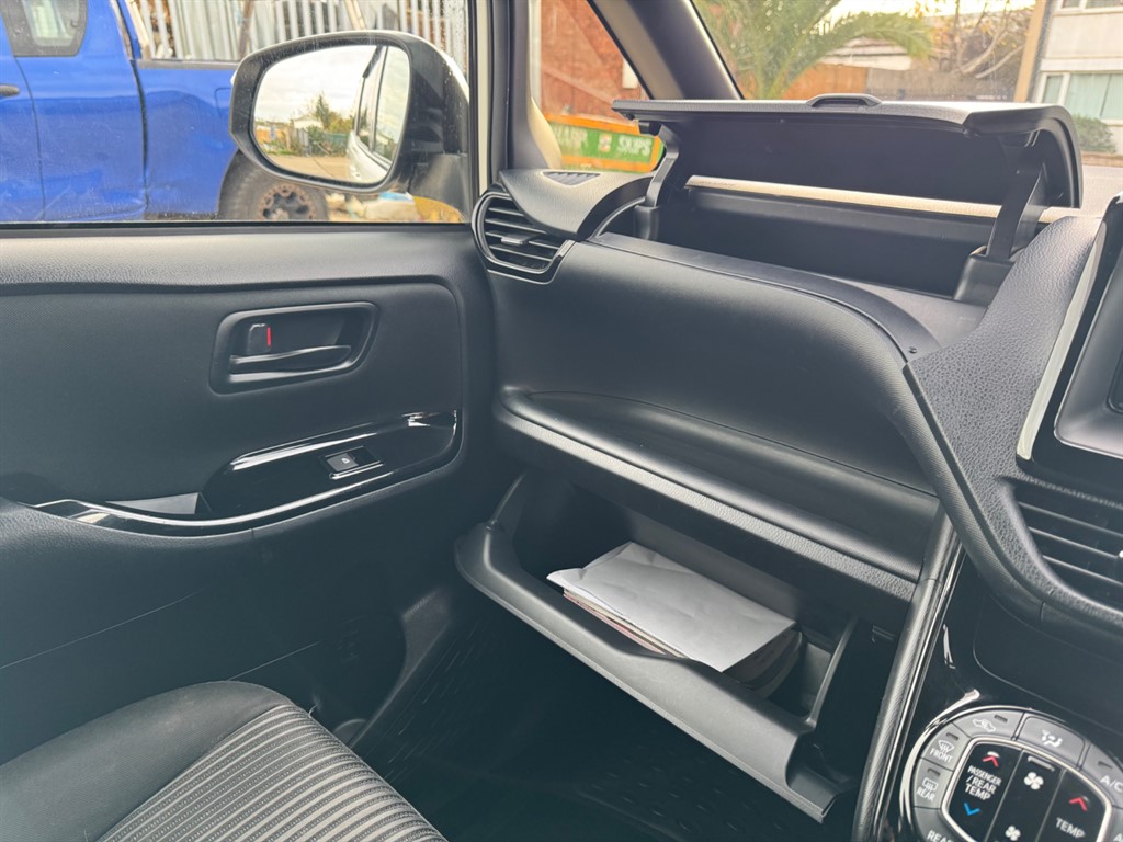 Used Toyota Voxy 2017 for sale - 76480001: Photo 21