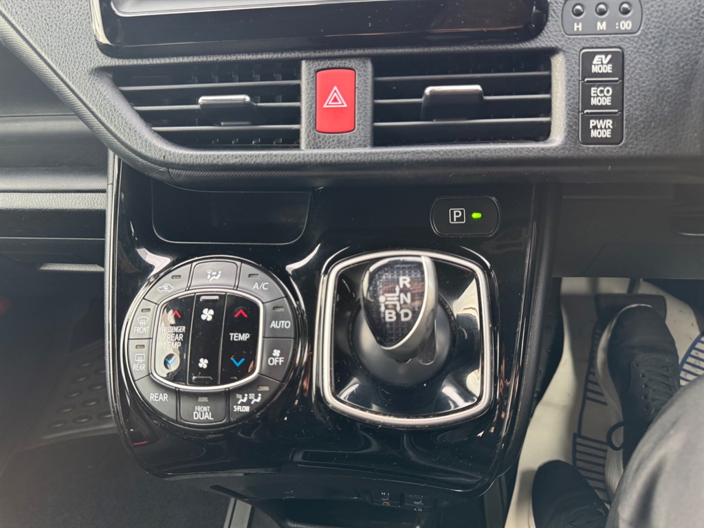 Used Toyota Voxy 2017 for sale - 76480001: Photo 25