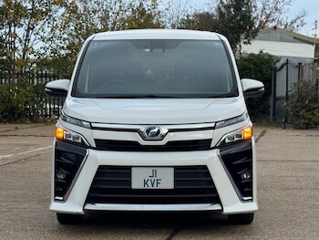 Used Toyota Voxy 2017 for sale - 76480001: Photo