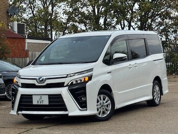 Used Toyota Voxy 2017 for sale - 76480001: Photo