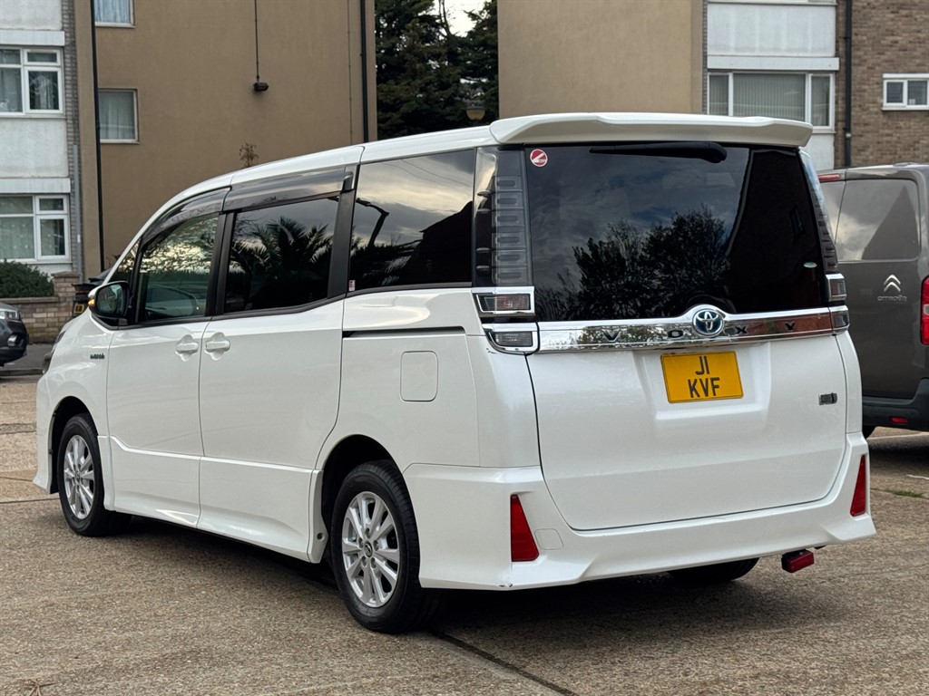 Used Toyota Voxy 2017 for sale - 76480001: Photo 4