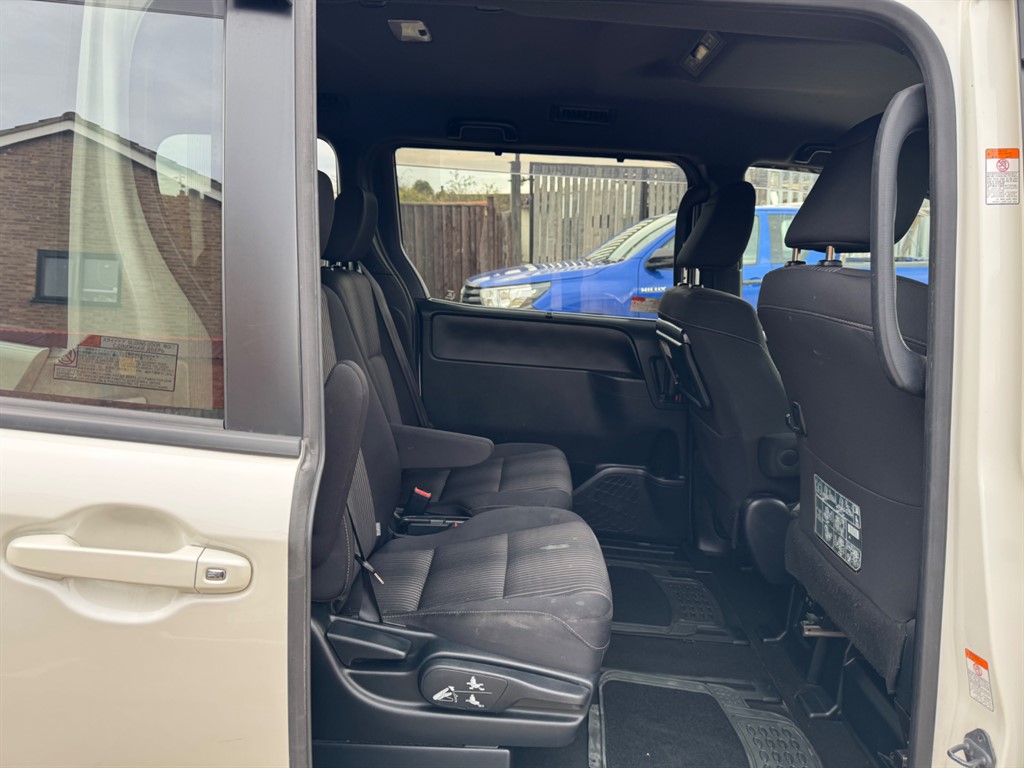 Used Toyota Voxy 2017 for sale - 76480001: Photo 44