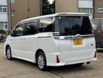 Used Toyota Voxy 2017 for sale - 76480001: Photo