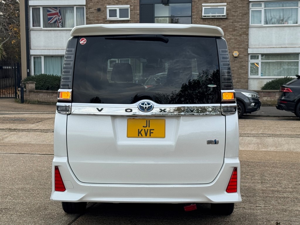 Used Toyota Voxy 2017 for sale - 76480001: Photo 5