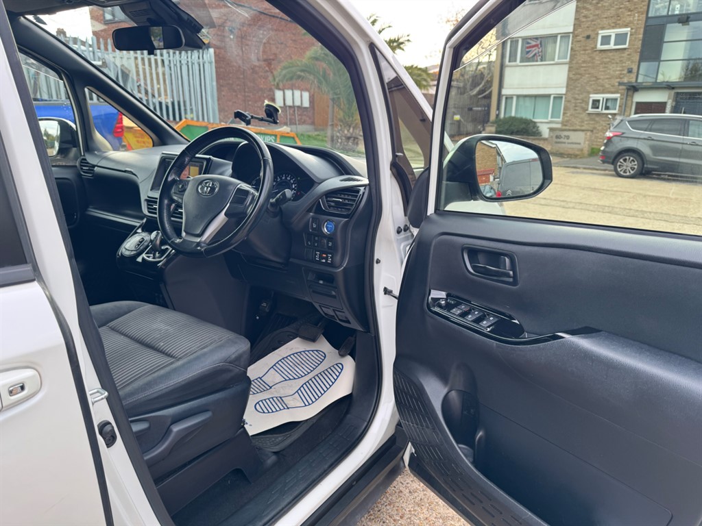 Used Toyota Voxy 2017 for sale - 76480001: Photo 9