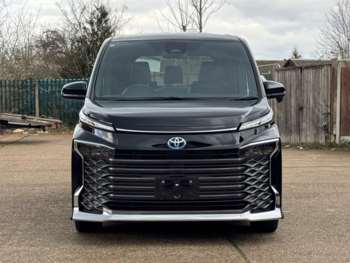 Used Toyota Voxy 2024 for sale - 74027030: Photo