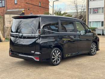 Used Toyota Voxy 2024 for sale - 74027030: Photo