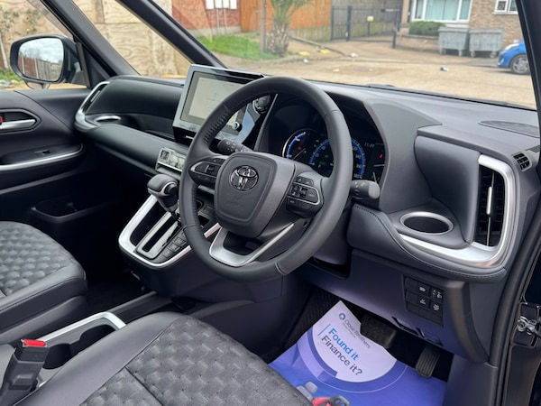 Used Toyota Voxy 2024 for sale - 75570237: Photo 14