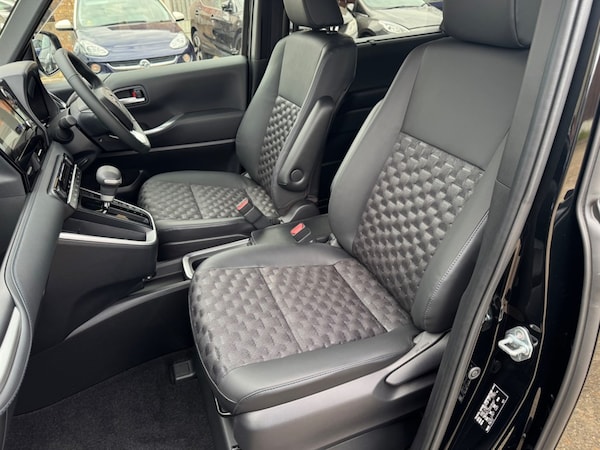 Used Toyota Voxy 2024 for sale - 75570237: Photo 18