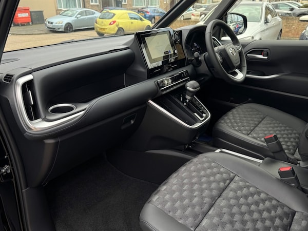 Used Toyota Voxy 2024 for sale - 75570237: Photo 19
