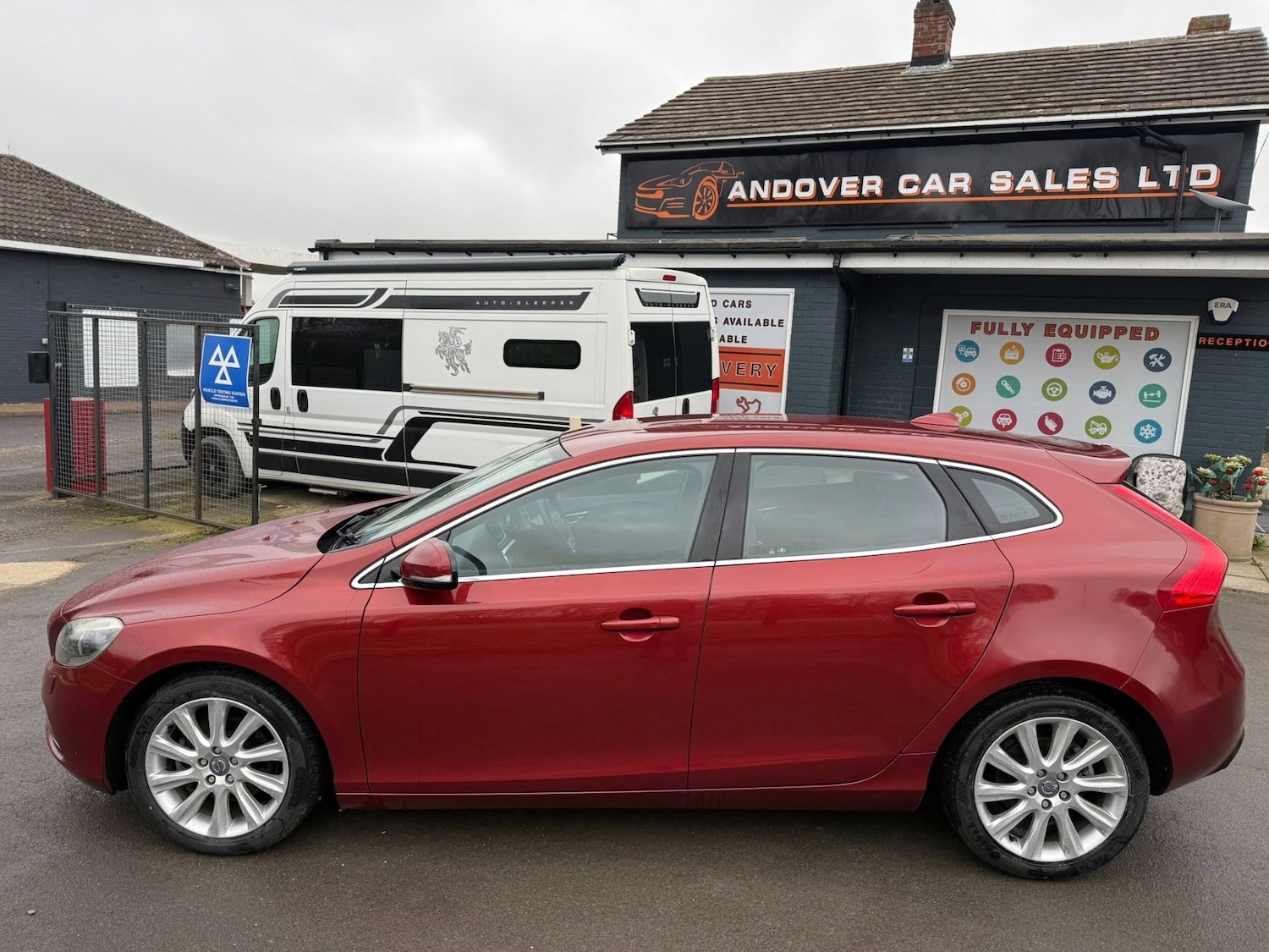 Used Volvo V40 2024 for sale - 78131760: Photo 2
