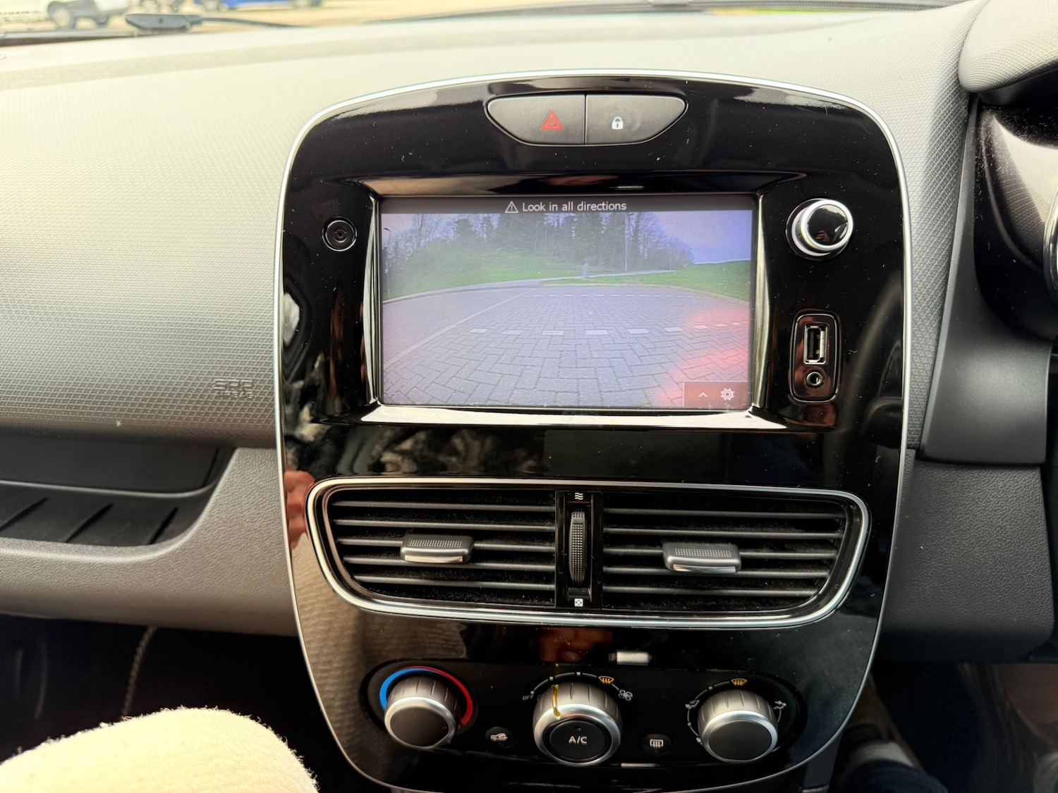 Used Renault Clio 2018 for sale - 77984076: Photo 2