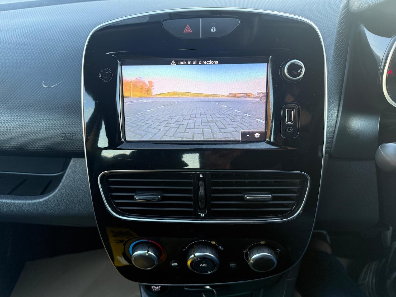 Used Renault Clio 2017 for sale - 76626743: Photo 12