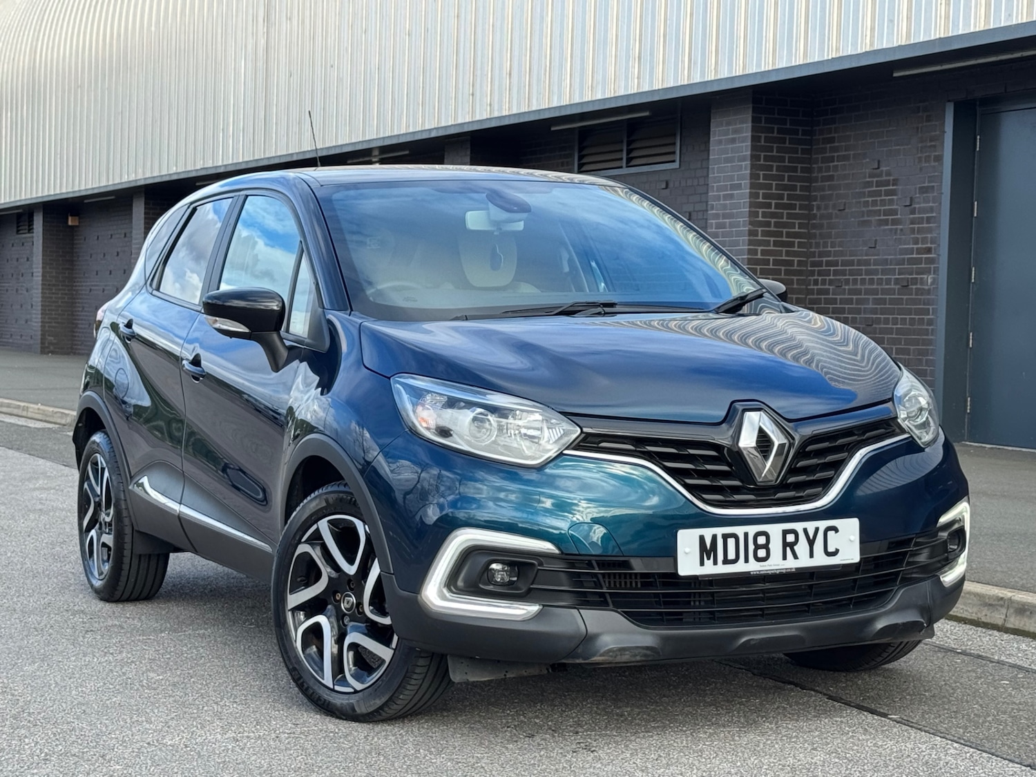 Used Renault Captur 2018 for sale - 77877397: Photo 2