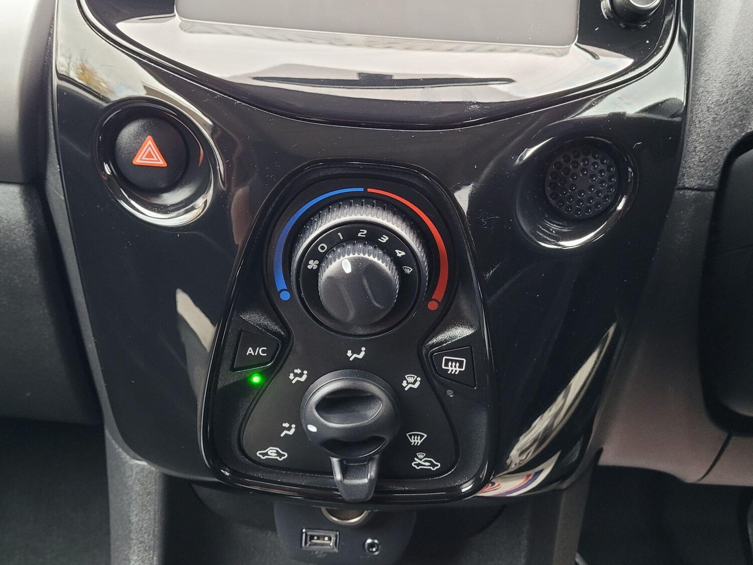 Used Peugeot 108 2015 for sale - 76831784: Photo 39