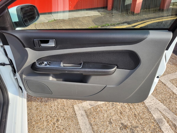 Used Ford Focus 2010 for sale - 76166757: Photo 12