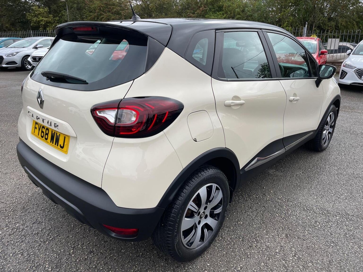 Used Renault Captur 2018 for sale - 76712607: Photo 2