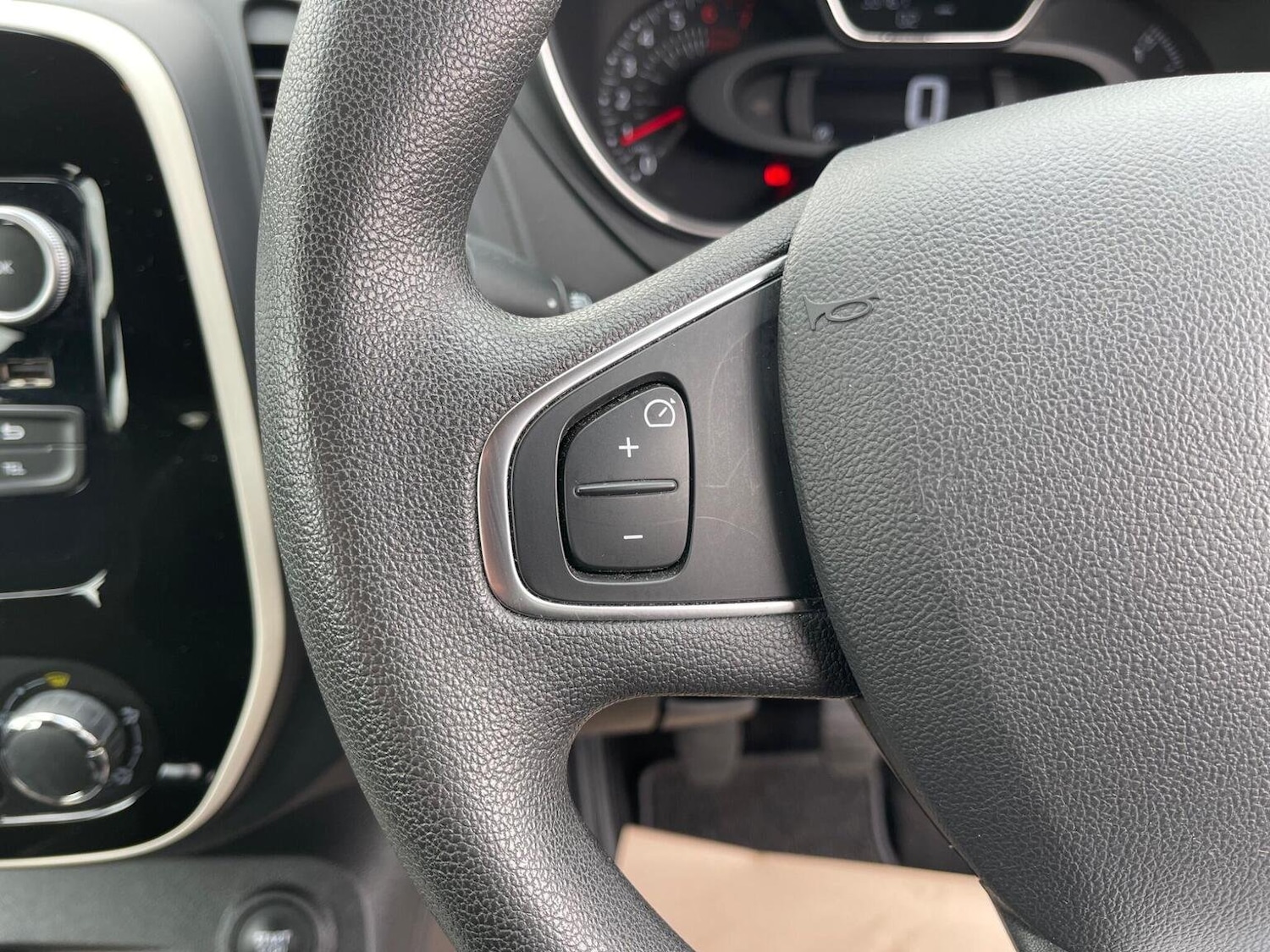 Used Renault Captur 2018 for sale - 76712607: Photo 36