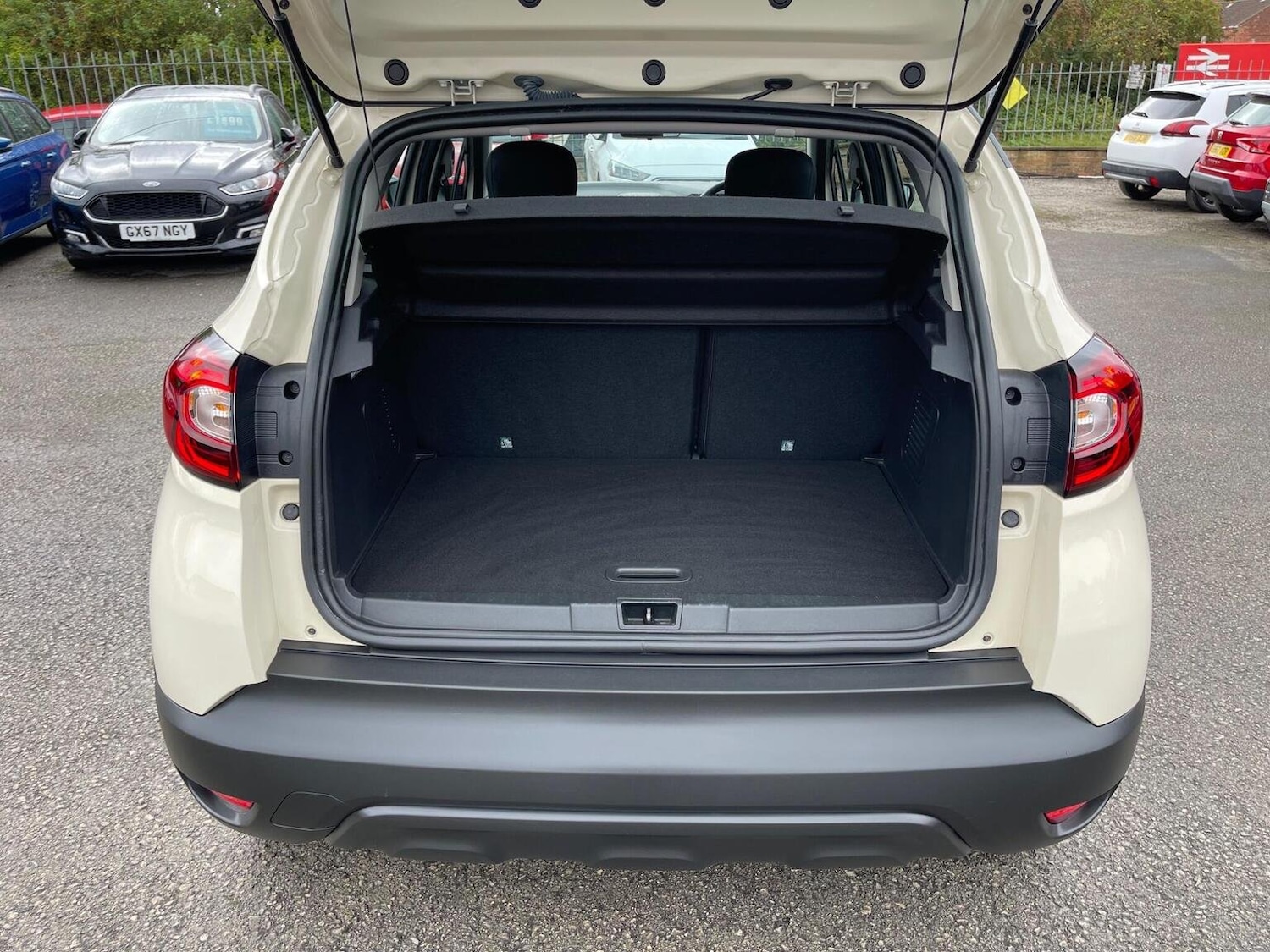 Used Renault Captur 2018 for sale - 76712607: Photo 9