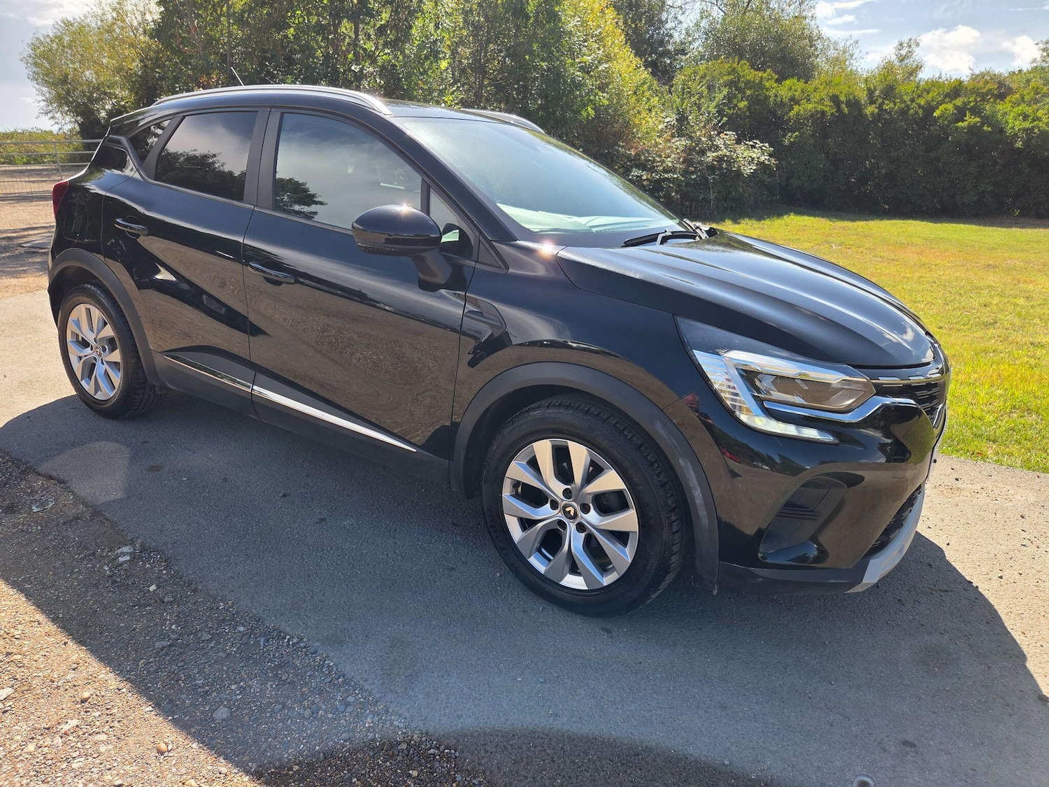 Used Renault Captur 2020 for sale - 76997747: Photo 2