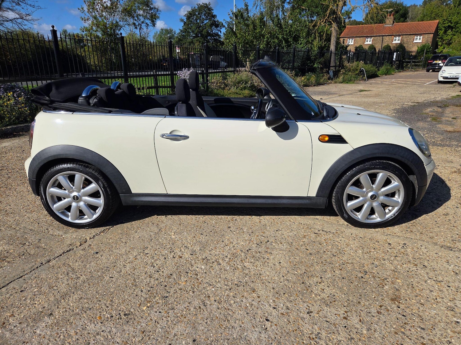 Used MINI Convertible 2009 for sale - 75927626: Photo 11