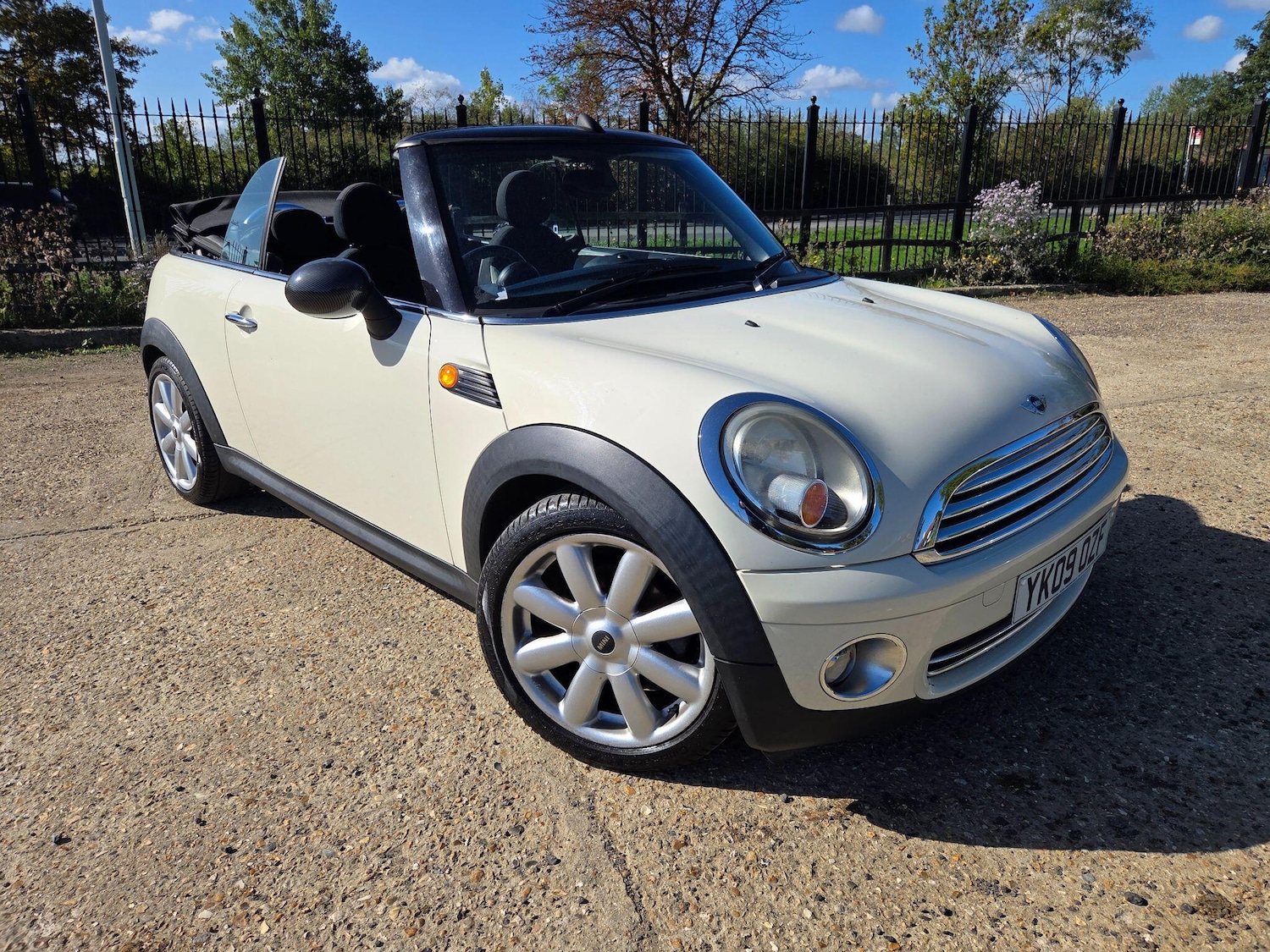 Used MINI Convertible 2009 for sale - 75927626: Photo 6