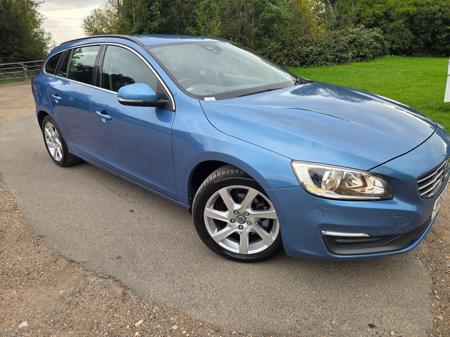 Used Volvo V60 2013 for sale - 75926640: Photo 2