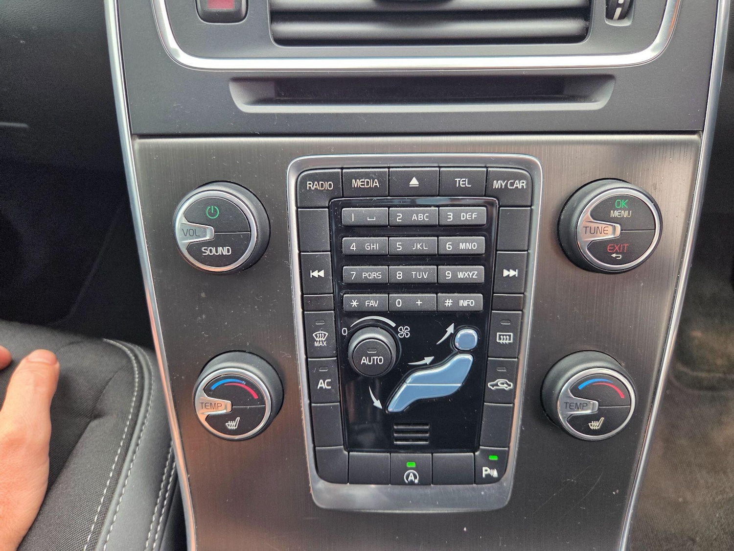 Used Volvo V60 2013 for sale - 75926640: Photo 26