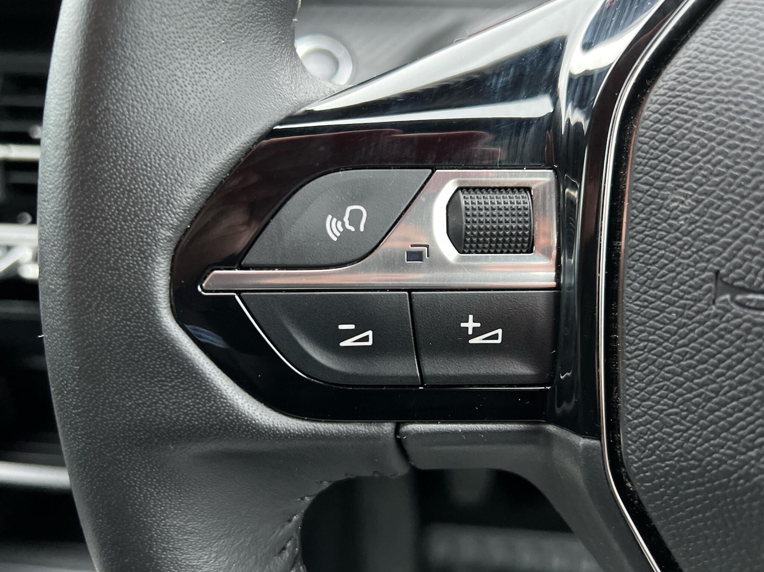 Used Peugeot 2008 2023 for sale - 77639152: Photo 25