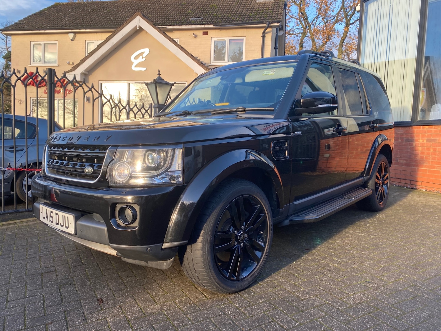 Used Land Rover Discovery 2015 for sale - 76835951: Photo 2