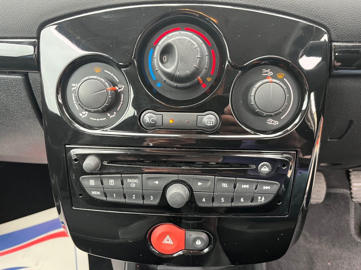 Used Renault Clio 2011 for sale - 76305734: Photo 11