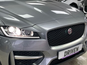 Used Jaguar F-Pace 2019 for sale - 76900239: Photo
