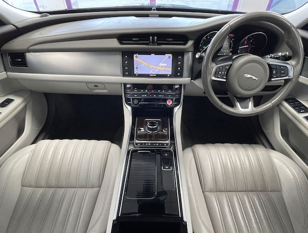 Used Jaguar XF 2017 for sale - 76039533: Photo 2